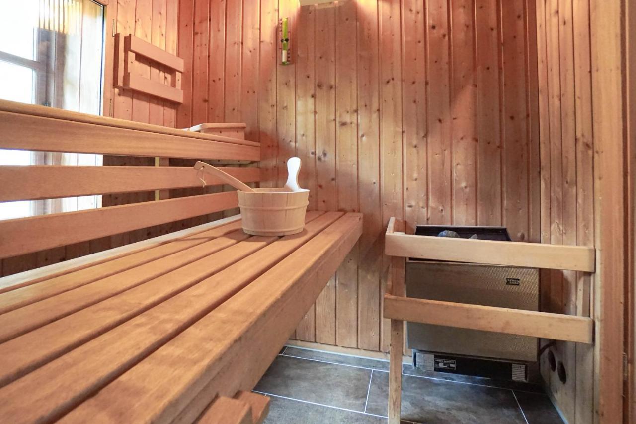 Holiday home Ruhe Unter Reet-haus Mit Sauna, Whirlpool Und Kamin